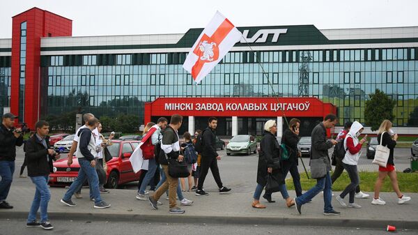 Участники акции протеста у Минского завода колёсных тягачей. 23 августа 2020