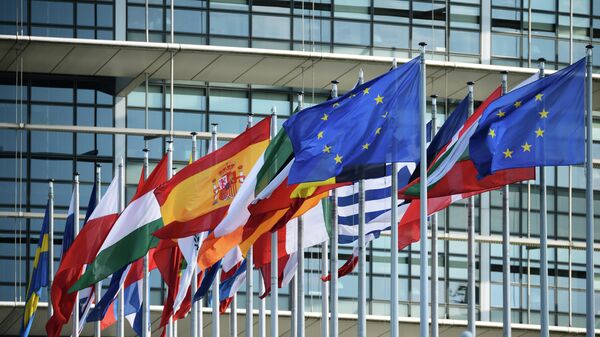 Флаги стран Евросоюза у здания Европарламента