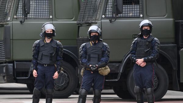 Сотрудники правоохранительных органов у площади Независимости в Минске, где проходит акция протеста