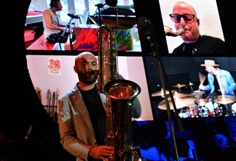 Джазовый музыкант Сергей Головня выступает в программе Джаз со скоростью света на Международном музыкальном фестивале Koktebel Jazz Party - 2020 в Крыму.