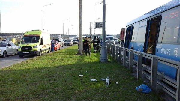 Последствия ДТП с участием грузового автомобиля и автобуса на Калужском шоссе в ТиНАО
