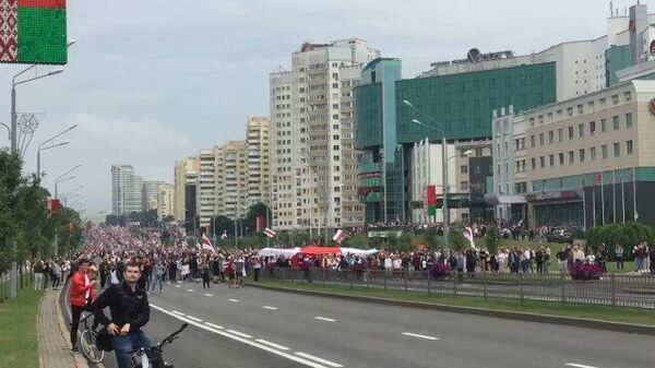 Колонна протестующих подошла к резиденции президента Белоруссии в Минске