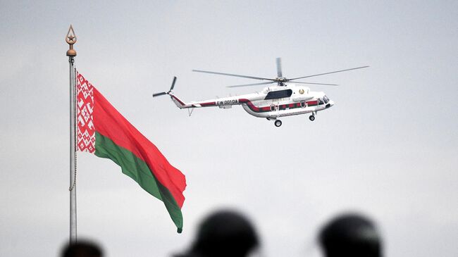 Вертолёт с президентом Белоруссии Александром Лукашенко на борту над территорией Дворца независимости в Минске, где проходит акция протеста