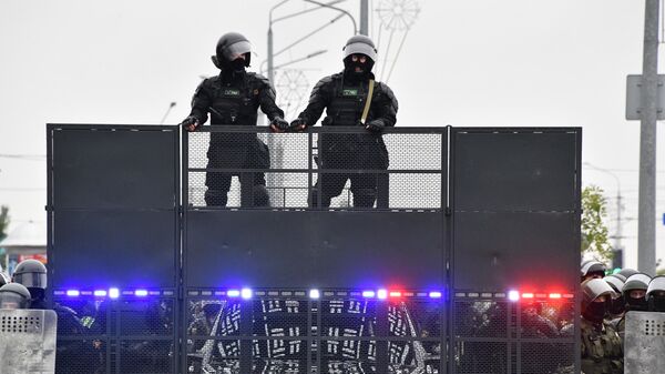 Сотрудники правоохранительных органов у Дворца независимости в Минске