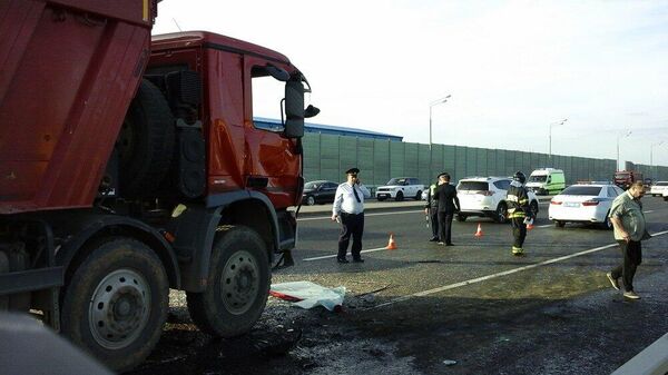 Последствия ДТП с участием грузового автомобиля и автобуса на Калужском шоссе в ТиНАО