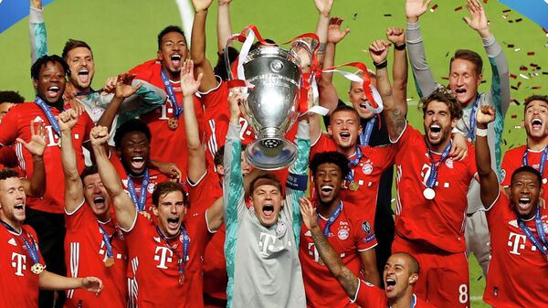 Футболисты Баварии с кубком Лиги чемпионов