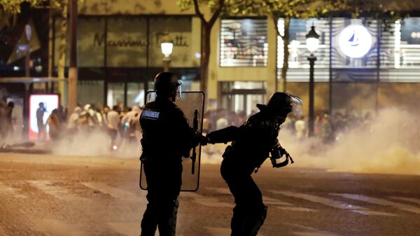Полиция Парижа на Елисейских полях после финала Лиги чемпионов