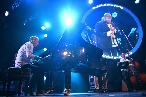 Музыкант Владимир Нестеренко (слева) выступает с группой Bril Brothers на Международном джазовом фестивале Koktebel Jazz Party – 2020 в Крыму