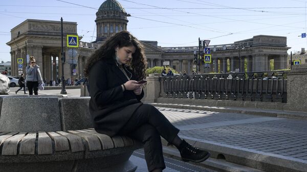 Девушка с мобильным телефоном в Санкт-Петербурге