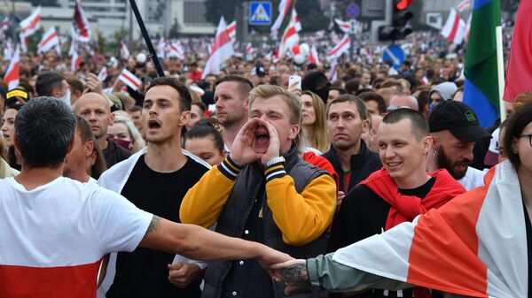 Участники акции протеста у Дворца независимости в Минске