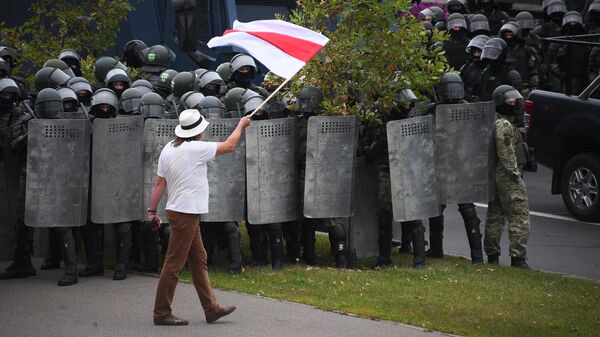 Сотрудники правоохранительных органов у Дворца независимости в Минске, где проходит акция протеста