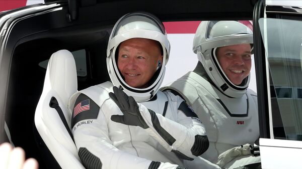 Астронавты NASA Дуглас Херли и Роберт Бенкен перед полетом на космическом корабле Crew Dragon, разработанном компанией SpaceX