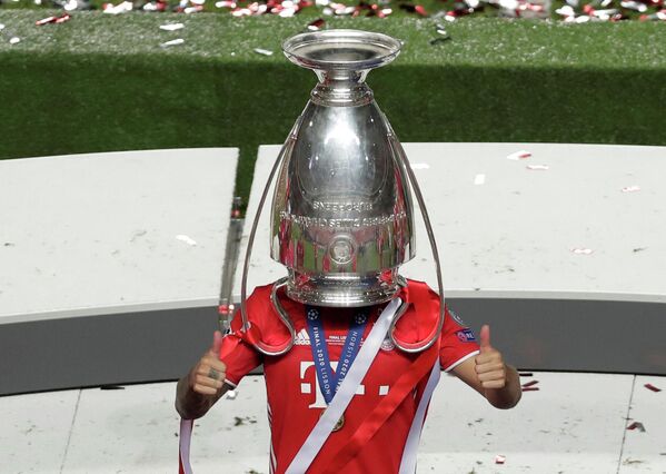Защитник Баварии Люка Эрнандес с трофеем Лиги чемпионов