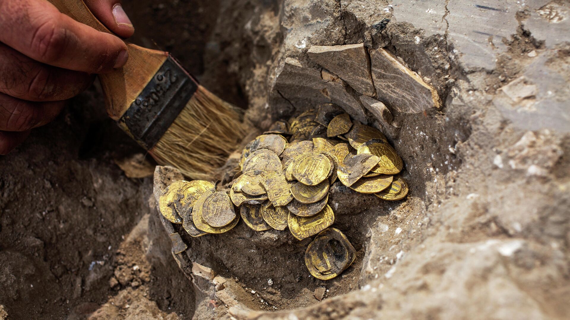 Золотые монеты эпохи династии Аббасидов, найденные археологами в Израиле - РИА Новости, 1920, 25.08.2020