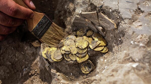 Золотые монеты эпохи династии Аббасидов, найденные археологами в Израиле