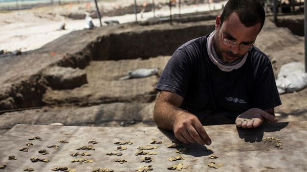 Золотые монеты эпохи династии Аббасидов, найденные археологами в Израиле