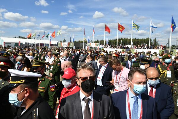 Посетители на открытии Международного военно-технического форума Армия-2020 в военно-патриотическом парке Патриот