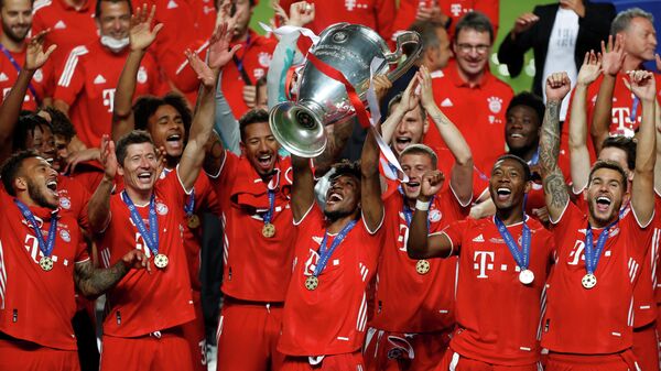 Футболисты Баварии с трофеем Лиги чемпионов