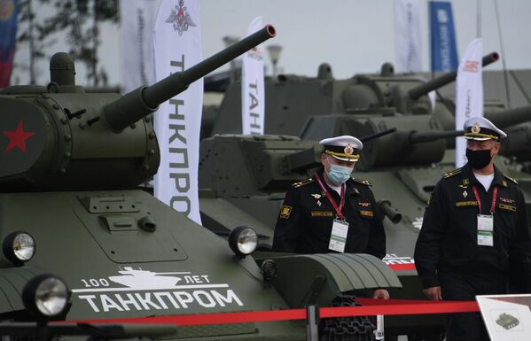 Участники около танка Т-34-85 на выставке вооружений Международного военно-технического форума (МВТФ) Армия-2020 в военно-патриотическом парке Патриот