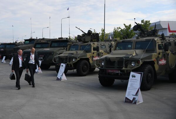 Посетители у бронеавтомобилей Тигр-М на выставке вооружений Международного военно-технического форума (МВТФ) Армия-2020 в военно-патриотическом парке Патриот