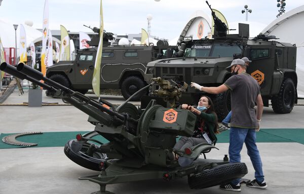 Посетители у 23-миллиметровой спаренной зенитной установки ЗУ-23 на выставке вооружений Международного военно-технического форума (МВТФ) Армия-2020 в военно-патриотическом парке Патриот