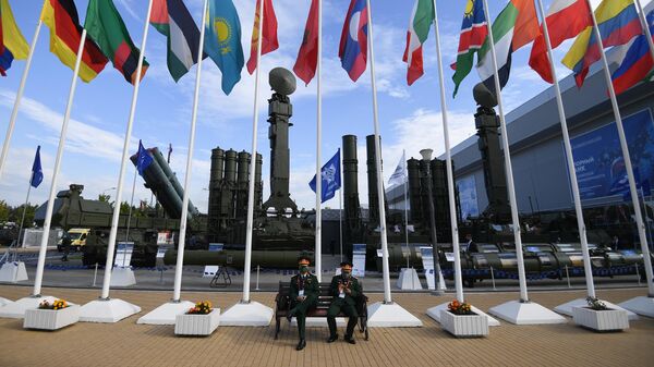Посетители на выставке вооружений Международного военно-технического форума (МВТФ) Армия-2020 в военно-патриотическом парке Патриот