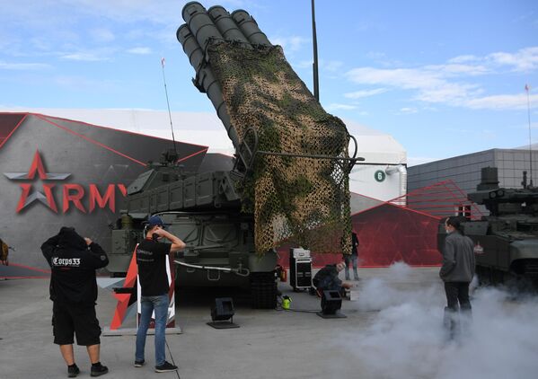 Посетители у зенитного ракетного комплекса Бук-М3 на выставке вооружений Международного военно-технического форума (МВТФ) Армия-2020 в военно-патриотическом парке Патриот