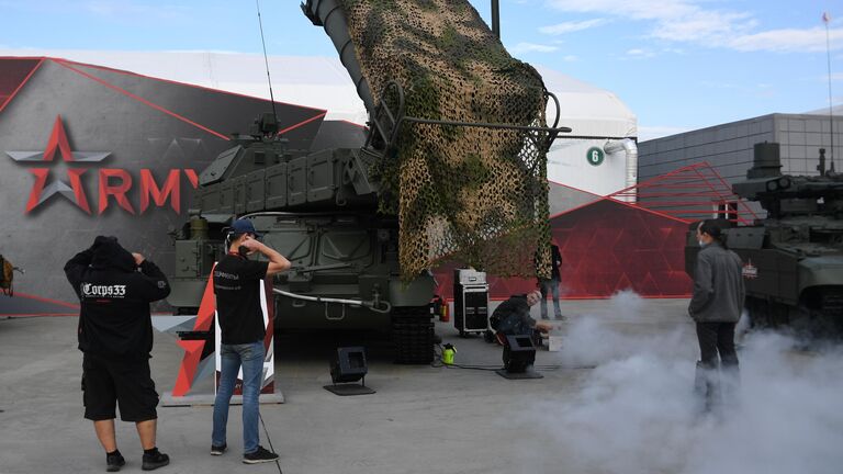 Посетители у зенитного ракетного комплекса Бук-М3 на выставке вооружений Международного военно-технического форума (МВТФ) Армия-2020 в военно-патриотическом парке Патриот