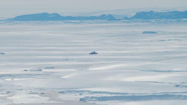 Японский ледокол Сирасэ у оконечности ледника Сирасэ во время 58-й Японской антарктической экспедиции