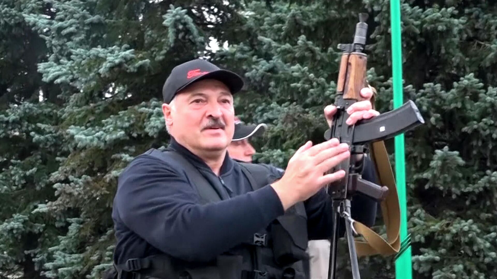 Лукашенко прокомментировал появление с автоматом во время протестов