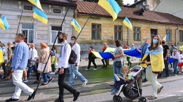 Участники Марша непокоренных во Львове в честь Дня независимости Украины