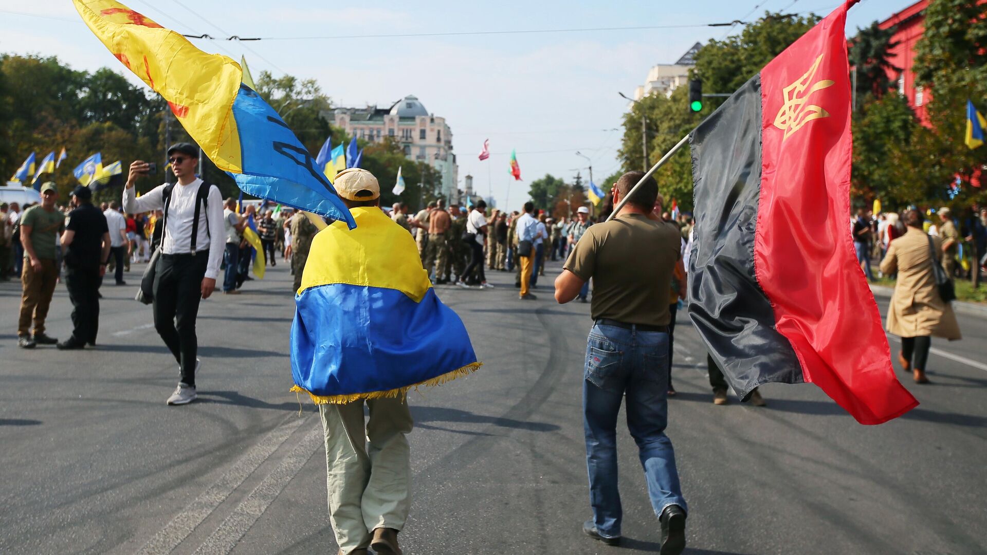 Участники Марша защитников Украины во время акции в рамках празднования Дня независимости страны в Киеве - РИА Новости, 1920, 24.08.2021