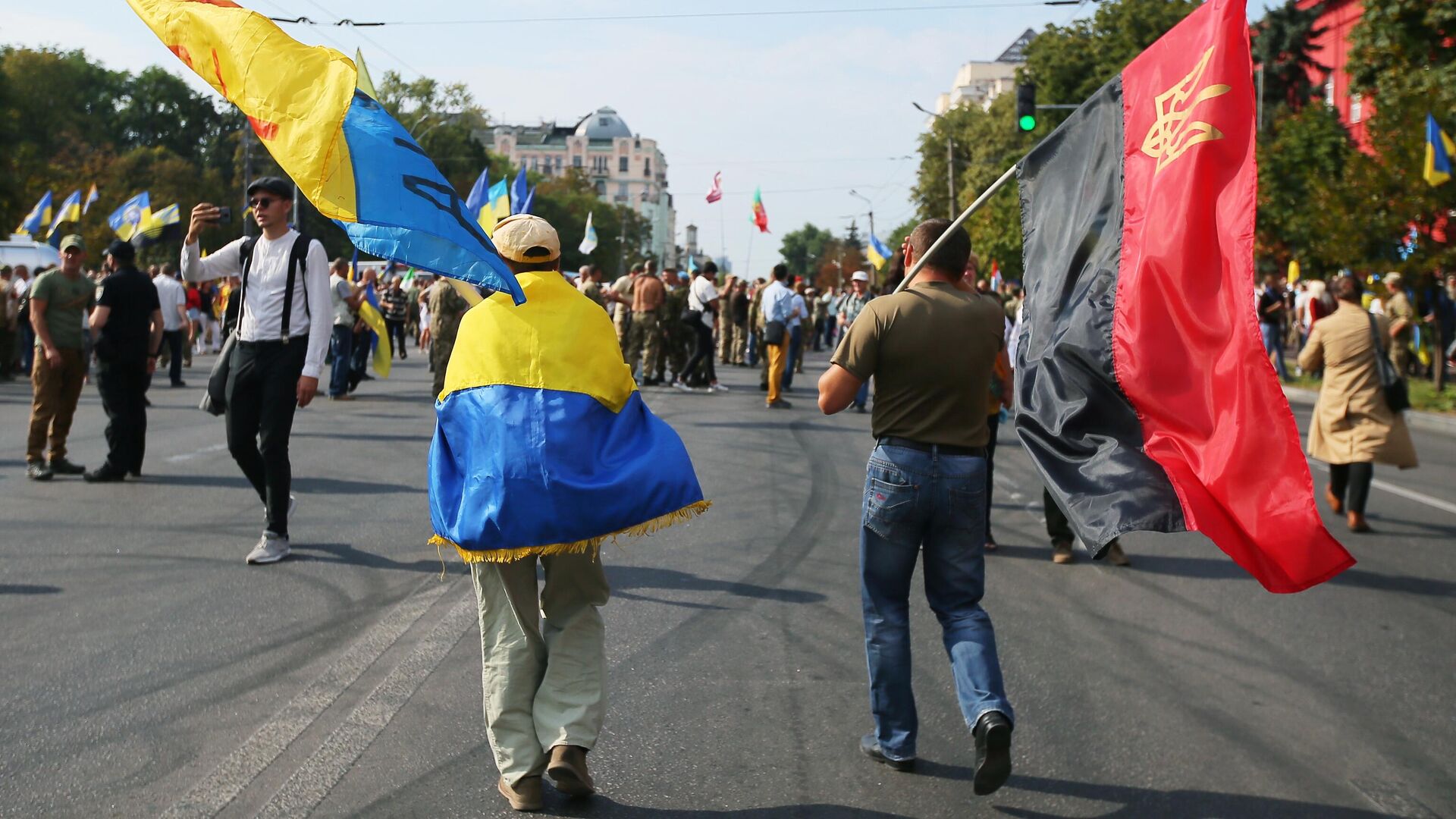 Участники Марша защитников Украины во время акции в рамках празднования Дня независимости страны в Киеве - РИА Новости, 1920, 24.08.2021