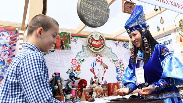 Торговля на Фестивале русского гостеприимства Самоварфест на Поклонной горе в Москве