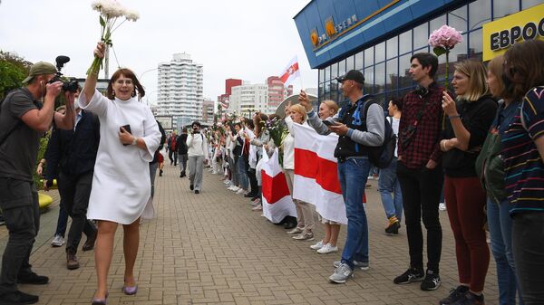 Доверенное лицо Светланы Тихановской Ольга Ковалькова во время мирной акции протеста возле Комаровского рынка в Минске