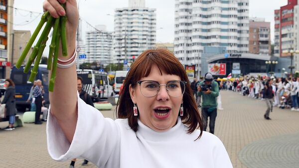 Доверенное лицо Светланы Тихановской Ольга Ковалькова во время мирной акции протеста возле Комаровского рынка в Минске