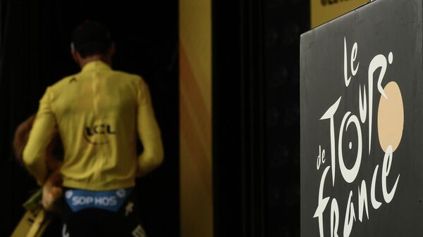 Велогонщик на фоне логотипа Тур де Франс