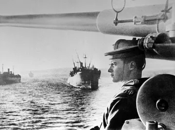 Советские транспортные суда на пути к Южному Сахалину. Август 1945 года