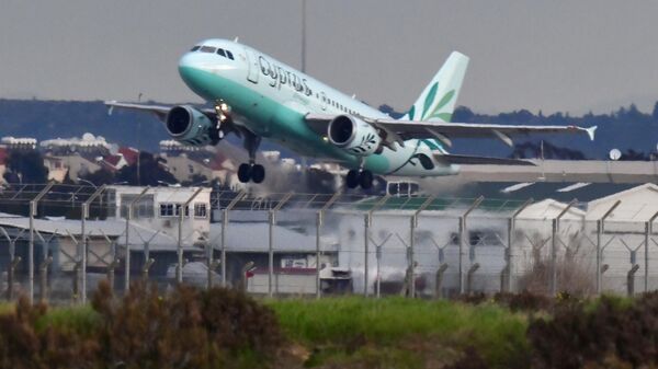 Самолет авиакомпании Cyprus взлетает из аэропорта в Ларнаке