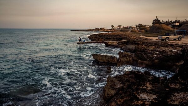 Берег Средиземного моря в городе Протарас на Кипре
