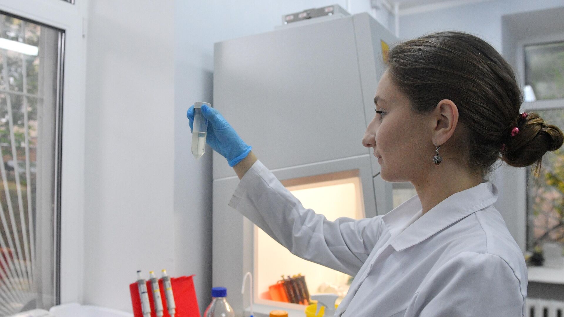 Сотрудница лаборатории проводит испытания вакцины от COVID-19 в центре эпидемиологии и микробиологии имени Н.Ф. Гамалеи - РИА Новости, 1920, 02.10.2020