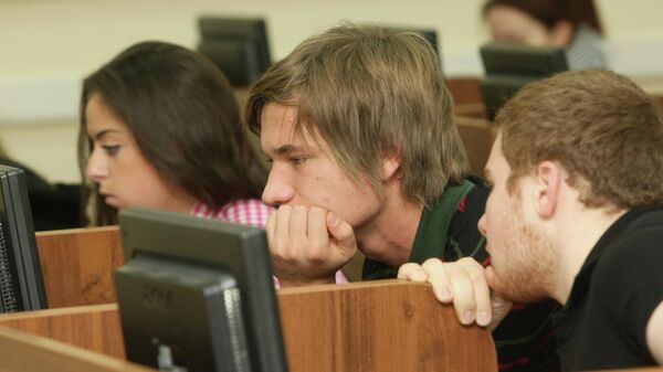 Студенты сдают экзамен в компьютерном классе