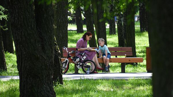 Отдыхающие в парке Дружбы в Москве