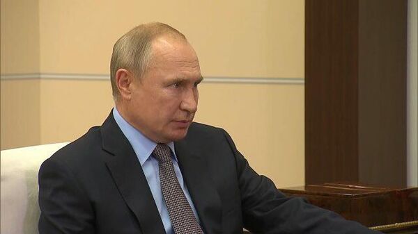 Путин поручил взять под контроль деятельность коллекторских организаций