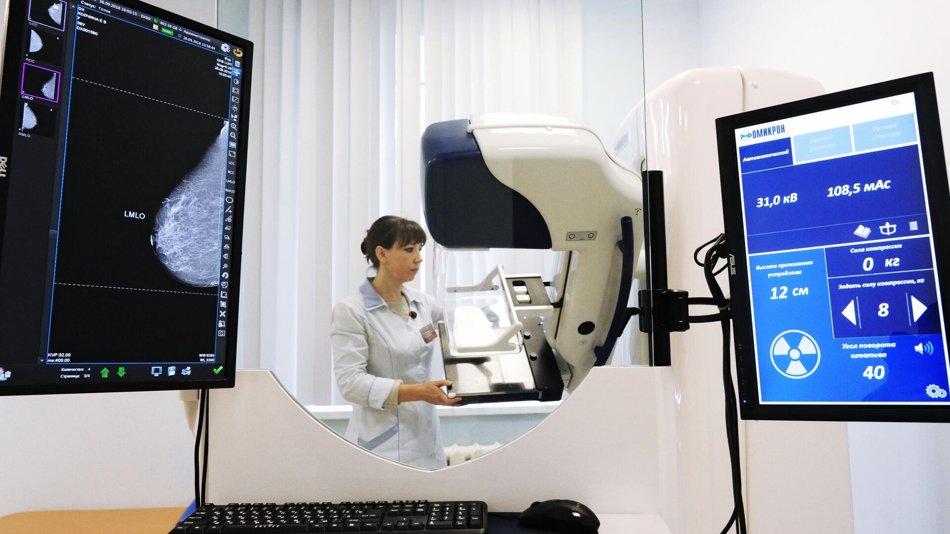 Лаборант настраивает цифровой маммограф в городской больнице имени Архиепископа Луки в Тамбове - РИА Новости, 1920, 21.06.2024