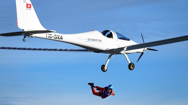 Швейцарский пилот и экоисследователь Рафаэль Домжан (Raphaël Domjan) совершил первый в мире прыжок c самолета на солнечных батареях SolarStratos
