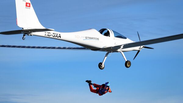 Швейцарский пилот и экоисследователь Рафаэль Домжан (Raphaël Domjan) совершил первый в мире прыжок c самолета на солнечных батареях SolarStratos