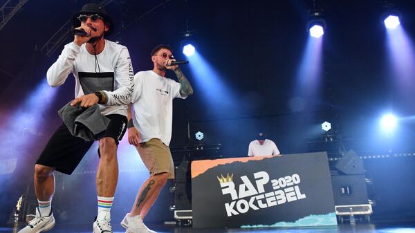 Участники группы Jungle Junkiez выступают на фестивале Rap Koktebel в Крыму.