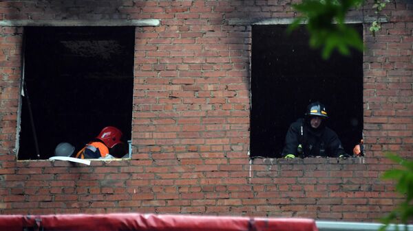 Сотрудники пожарной охраны в жилом доме №4 по улице Кубинка в Москве, где произошел взрыв