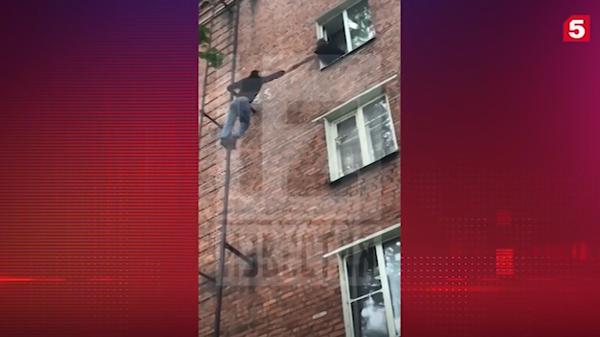 Попытки мужчины спасти ребенка из горящего дома в Москве сняли на видео